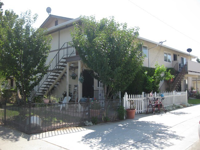 Building Photo - 130 Wilton Dr