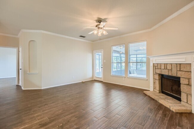 Foto del edificio - Large Home with Gorgeous Pool & Sunroom!!!