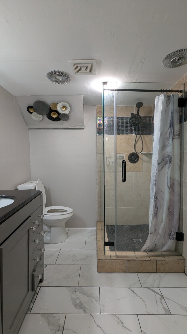 En-suite bathroom. - 3182 Latona Dr SW