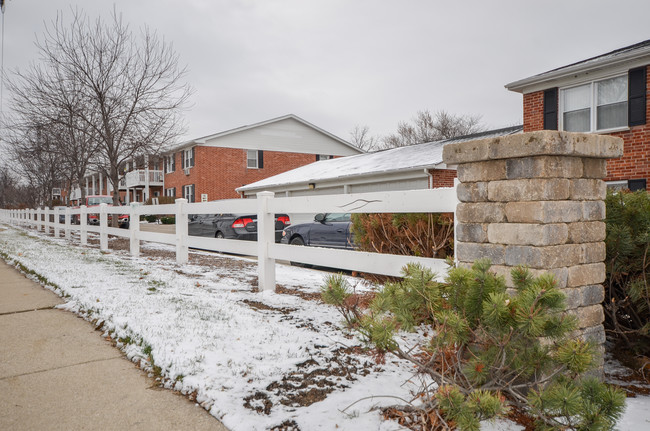 Building Photo - Maple Apts