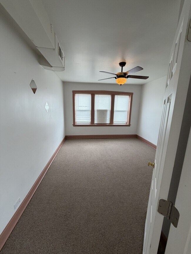 Foto del edificio - 7402 S Racine Ave