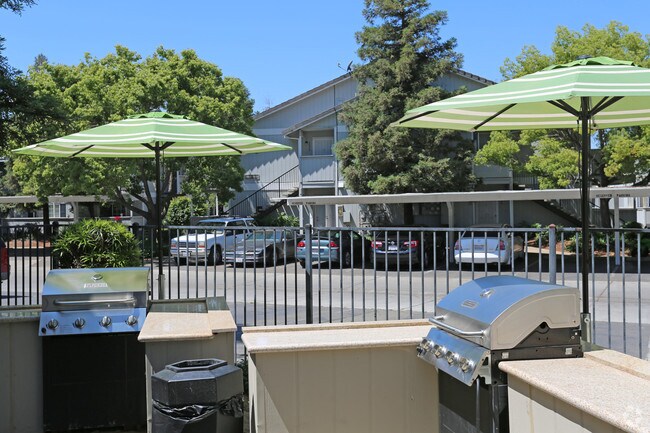 Parrillas - Willowbrook Apartments