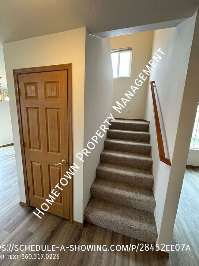 Building Photo - 3 bdrm 2.5 bath duplex in Yelm Available NOW