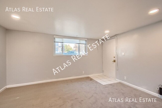 Building Photo - Lovely lower level duplex in the Universit...