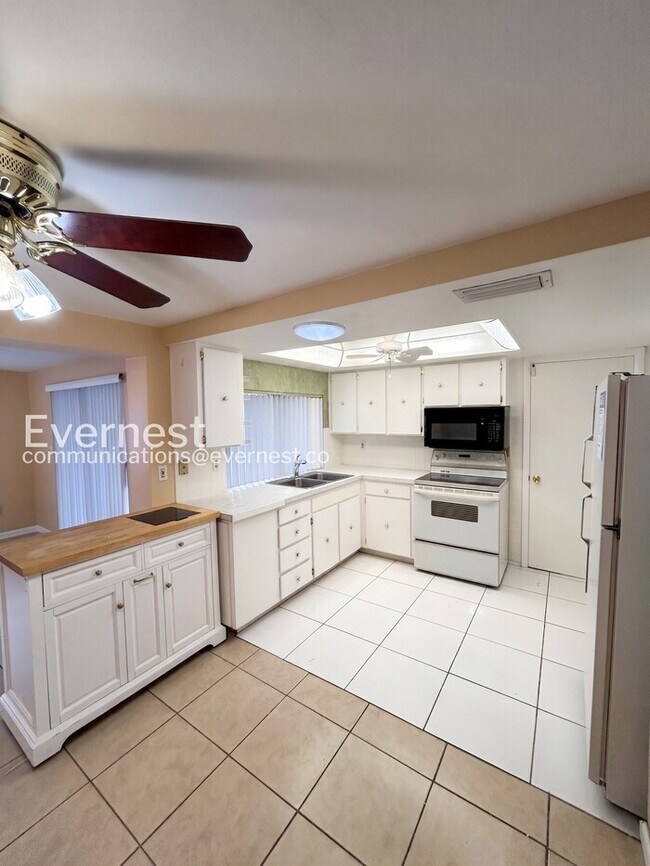 Foto del edificio - 4133 Grayton Dr