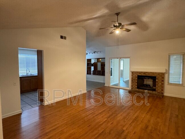 Foto del edificio - 8364 Bloomington Dr