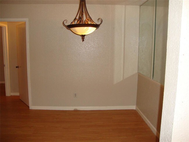 Building Photo - 9797 Leawood Blvd
