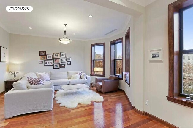 Building Photo - 564 5th St