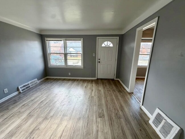 Building Photo - 3 Bedroom 1 Bath Welcome Section 8 Call 313-429-3244 Kpm Detroit