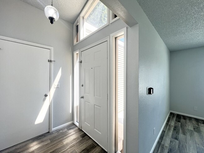 Building Photo - 906 E Bergeson St