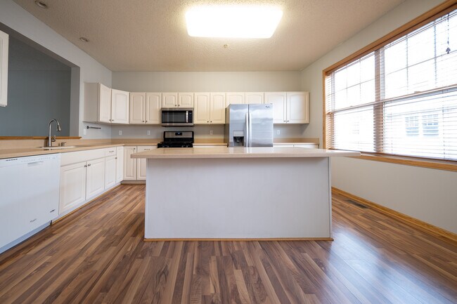 Building Photo - 1667 Village Tr