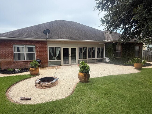 Building Photo - 305 Mango Ln