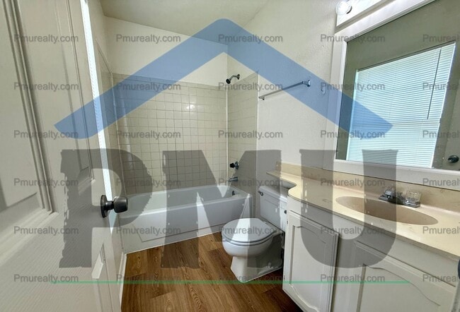 Foto del edificio - AVAILABLE NOW!!!  3-bedroom 2 bath half du...