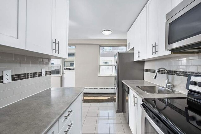 Building Photo - 3896 Bathurst