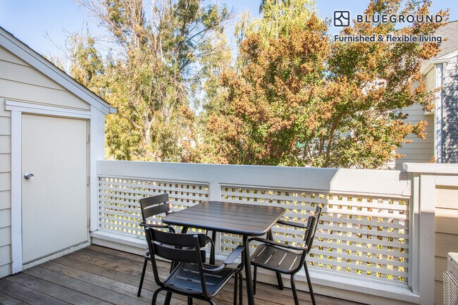 Foto del edificio - 900 Pepper Tree Ln