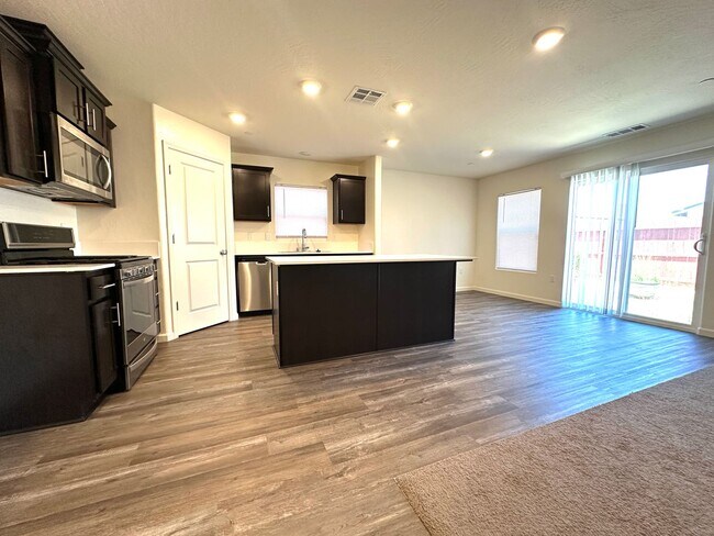 Foto del edificio - Beautiful Single Story Home Ready To Be Called Home!