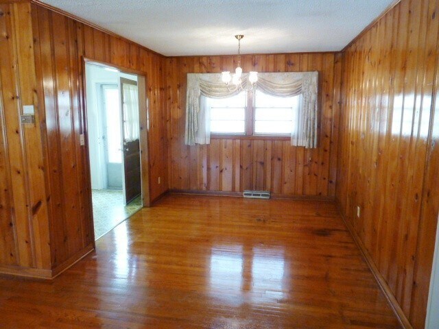 Foto del edificio - Spacious 3 bedroom house on large lot now available, great location between Chapel Hill & Hillsbo...