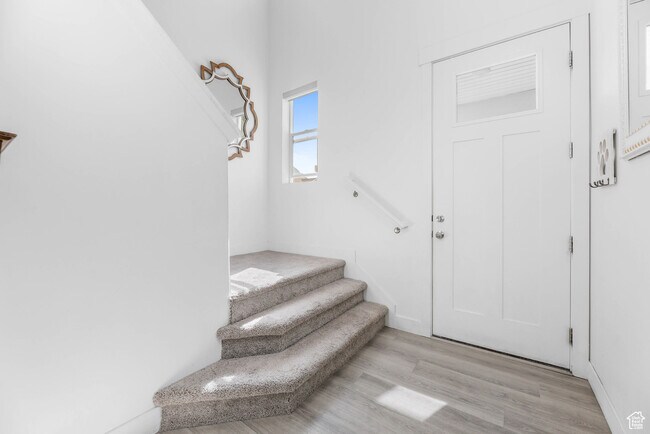 Building Photo - 4713 E Lk Cor Dr