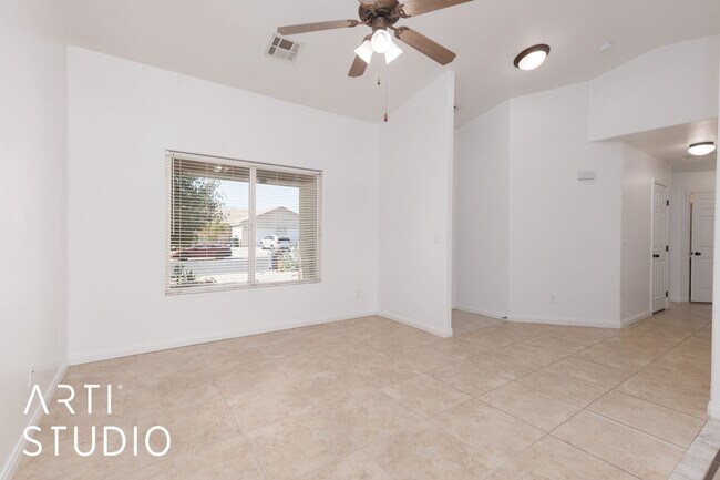 Foto del edificio - 3-bedroom 2-bathroom townhouse with a 1-ca...