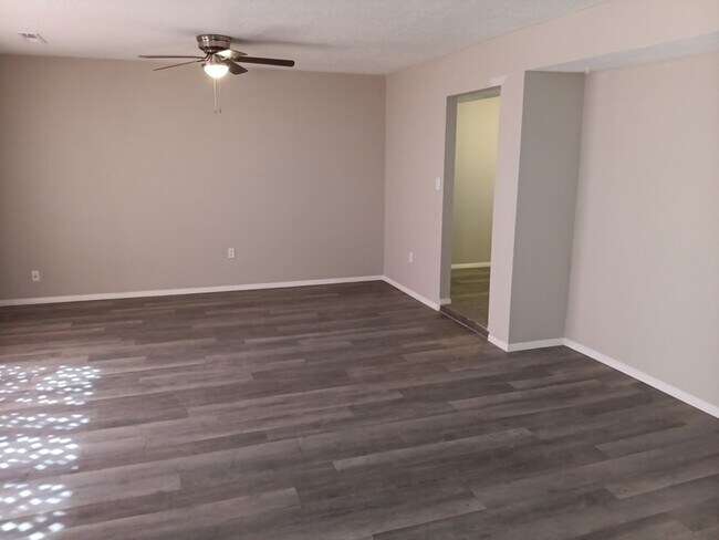 Foto del edificio - Charming 4-bedroom, 2-bathroom! Showings available NOW!