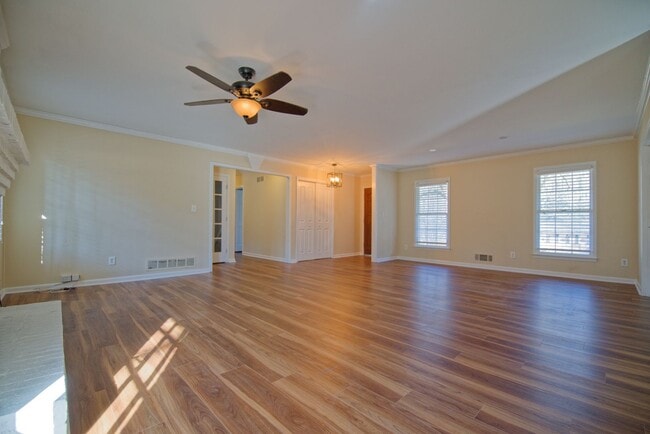 Building Photo - Beautiful 4 sided brick 4BR/3BA ranch home in Dunwoody, GA.
