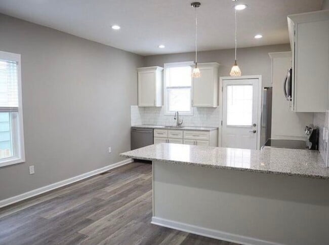 Building Photo - 697 Reinhard Ave