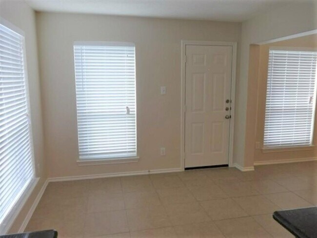 Building Photo - 4118 Seminole Dr