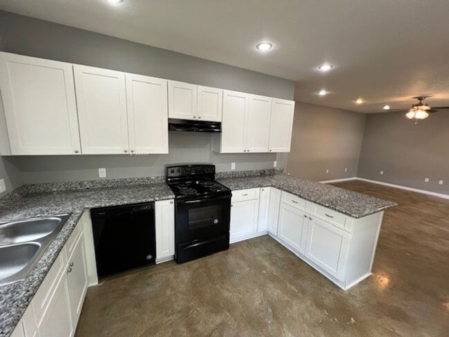 Building Photo - 2 bedroom 1 bath apartment for lease