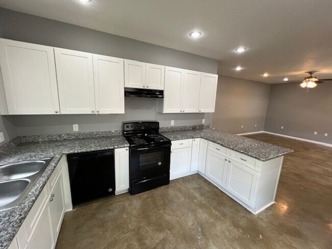 Building Photo - 2 Bedroom 1 Bath Apartment