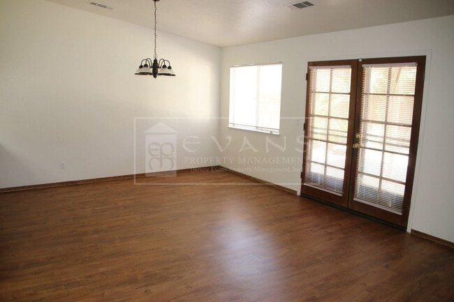 Building Photo - Beautiful home in desirable neighborhood.