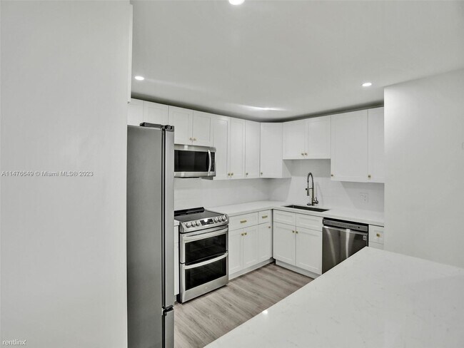 Building Photo - 3 br, 2.5 bath House - 2500 NE 135th St # ...