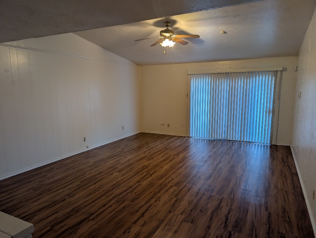 Foto del edificio - 144 Crestwood Blvd