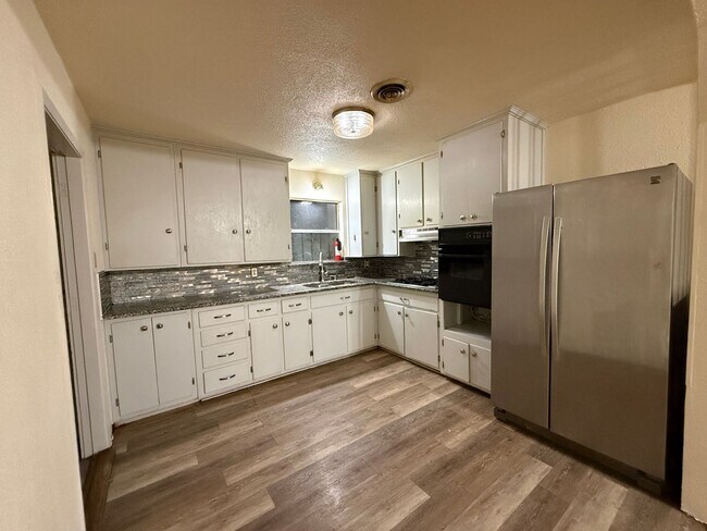 Foto del edificio - Remodeled four bedroom home!
