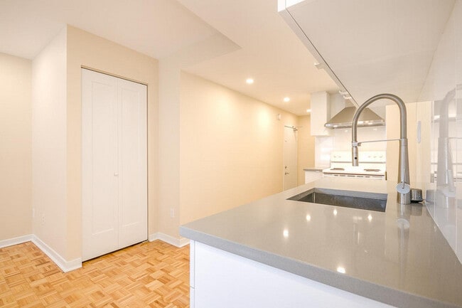 Building Photo - 2235 Av Prud'homme