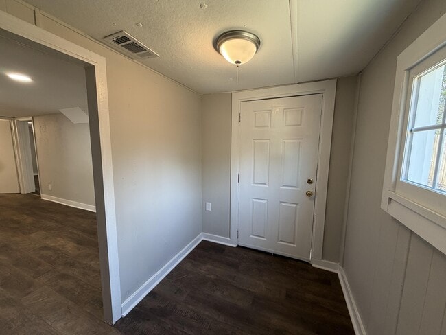 Building Photo - 142 E Forest Dr