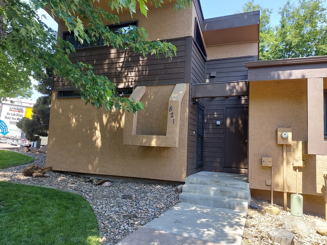 Front entrance - 821 Pebblewood Dr