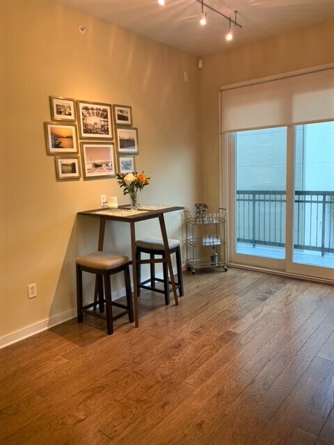 Light & bright living space - 2950 McKinney Ave