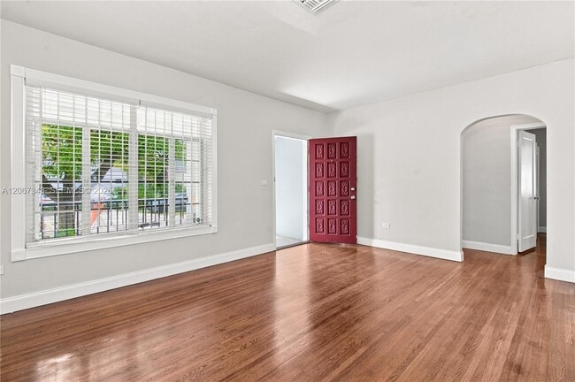 Building Photo - 2920 SW 38th Ct