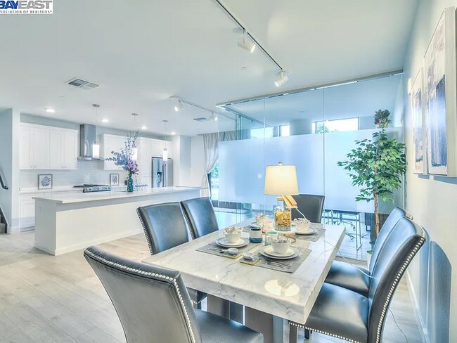 Building Photo - 3578 Rambla Pl