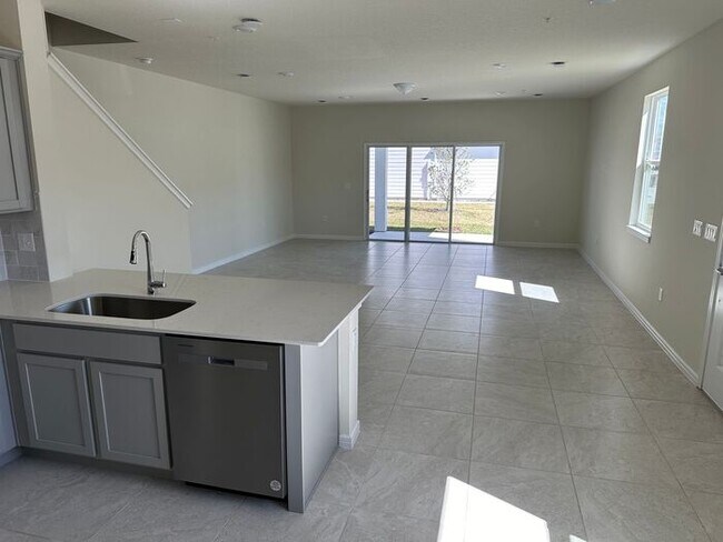 Building Photo - Brand new townhouse in the heart of Winter...