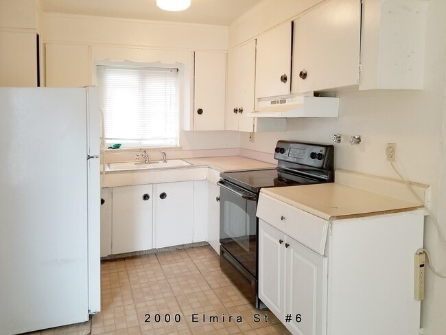 Building Photo - * $1000  Great location off Montview and Elmira