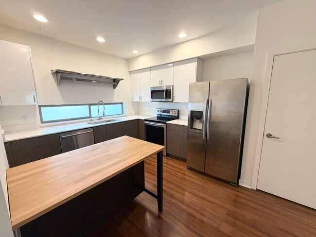 Building Photo - Modern Contemporary Townhome just one block from the Light Rail!