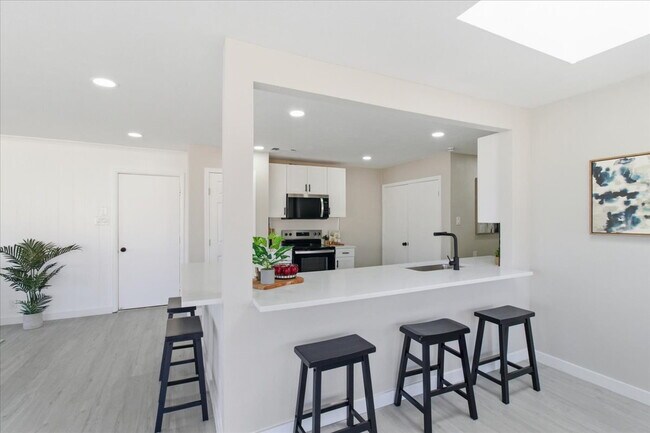 Foto del edificio - "Spacious 3-Bed, 2-Bath Gem with 2,155 Sq. Ft. on University Drive in Arlington, TX!"