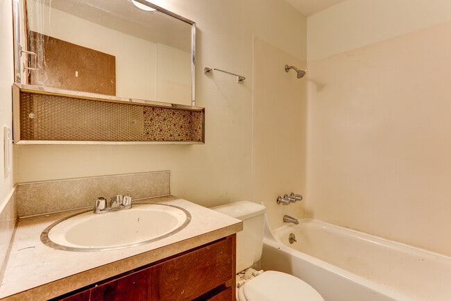 Interior Photo - Amber Lantern Apartments-ALT-1668A