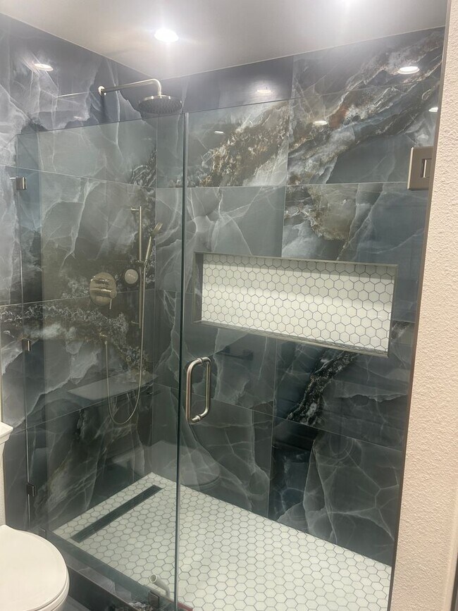 Foto del edificio - Newly Remodeled 2 Bedroom, 2 Bath Condo