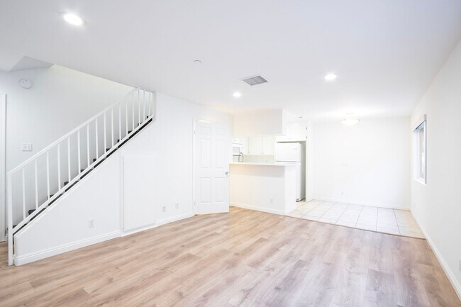 Foto del edificio - Discover Modern Townhome Living in Palms -...