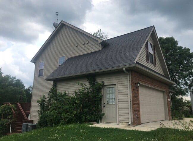 Building Photo - 100 Twin Lakes Dr