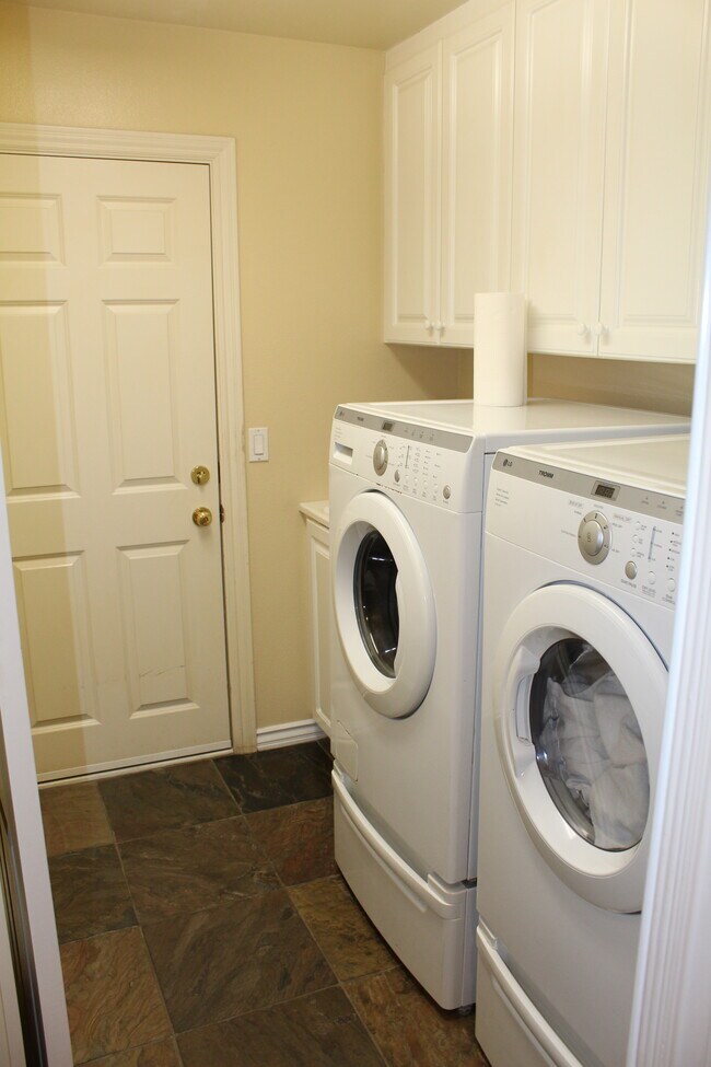 Foto del edificio - 6410 Topmast Dr