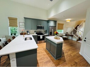 Building Photo - 16405 Capilano Ct