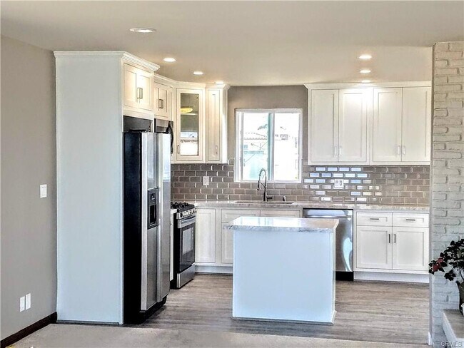 Remodeled 3 year old kitchen - 2709 Vista Dr